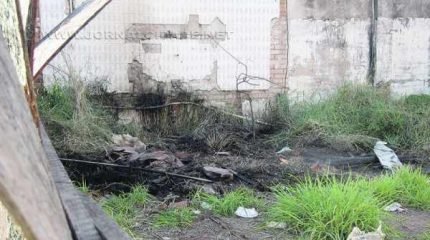 Queimada derrete tubulação e causa vazamento de água durante a manhã de terça-feira (22), segundo relatos de comerciantes das imediações do terreno