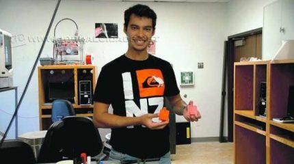 Rodrigo trabalhando num dos laboratórios da companhia - experiência única para o estudante de engenharia aeroespacial