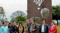 O monumento apresenta a composição de três balões de tamanhos e desenhos diferentes