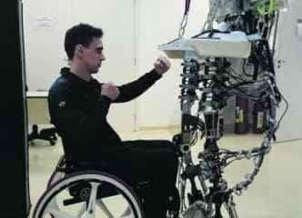 Yves no laboratório do Projeto Andar de Novo, em São Paulo, ao lado do exoesqueleto