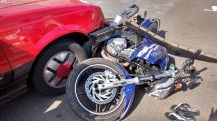 No bairro Jardim Palmeiras, um Monza ocupado por uma idosa colidiu contra uma motocicleta no cruzamento da Avenida 7