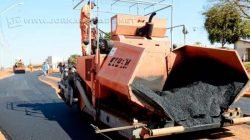 O trecho que está sendo pavimento soma aproximadamente 500 metros lineares nas duas faixas da via pública