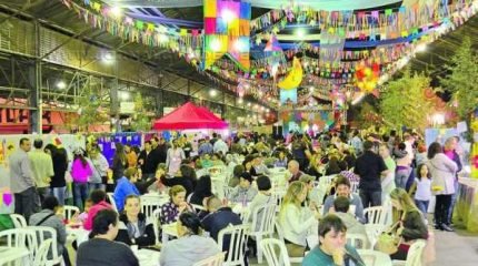 Cerca de 25 barracas e feira de artesanato compõem o Arraial Azul na antiga estação