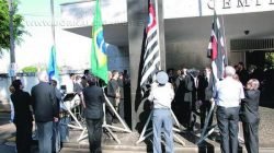 Autoridades e público participam de cerimônia referente ao aniversário da Revolução de 1932 (foto divulgação arquivo)