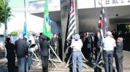 Autoridades e público participam de cerimônia referente ao aniversário da Revolução de 1932 (foto divulgação arquivo)