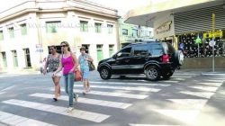 DÊ A PREFERÊNCIA: alguns motoristas insistem em desrespeitar a lei. A Guarda Municipal lamenta pela falta de educação