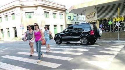 DÊ A PREFERÊNCIA: alguns motoristas insistem em desrespeitar a lei. A Guarda Municipal lamenta pela falta de educação