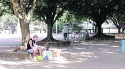 Uma das opções para Rio Claro, o Lago Azul vem recebendo famílias, com suas crianças, para aproveitar o período de férias