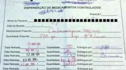 Foto de um documento para controle da retirada de medicamentos, postada por um paciente na rede social Facebook