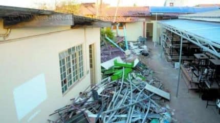 Foto evidencia materiais da rede municipal de ensino em creche desativada do Jardim Novo I