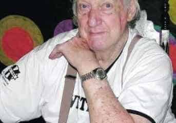 Figura conhecida nos mais diversos segmentos da sociedade rio-clarense, Hélio, além de colunista do Jornal Cidade, atuou diretamente com grupo de teatro amador e grupos de 3ª idade