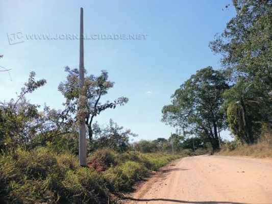 JP nos Bairros: postes de concreto foram instalados na Estrada Velha Rio Claro/Araras. Órgão estadual pode ter autorizado
