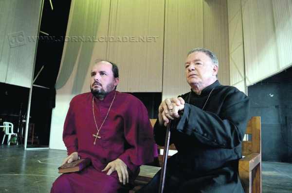 O ator Ewerton de Castro, à direita, que viverá o padre Luiz Stefanello no novo espetáculo do Pingo D’Água