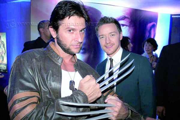 O rio-clarense Marcel Perez, sósia do Wolverine, com o ator James Mcavoy, na Première de X-Men Dias de um Futuro Esquecido