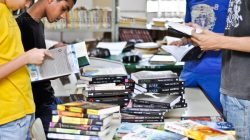 Alunos da rede municipal conferem livros