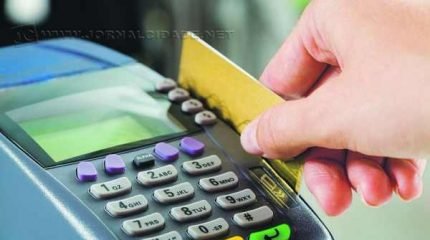 Consumidores têm opção de pagar as compras com cartão de crédito ou carnês. Mas qualquer modalidade exige atenção