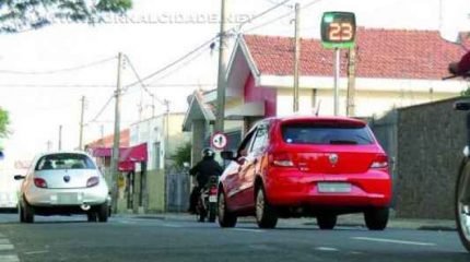 REDUZA A VELOCIDADE: quem ultrapassar o limite de 30 quilômetros por hora será autuado. Autoridades lutam para disciplinar o trânsito e reduzir colisões