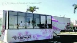 Carreta da Mamografia está estacionada no pátio da Igreja da Boa Morte em Rio Claro