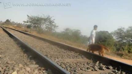 CUIDADO: as pessoas do bairro e região se arriscam, ao atravessarem passagem férrea na periferia