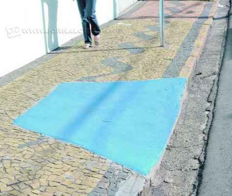 Estão sendo implantadas 90 rampas de acessibilidade nas calçadas da área mais movimentada do município