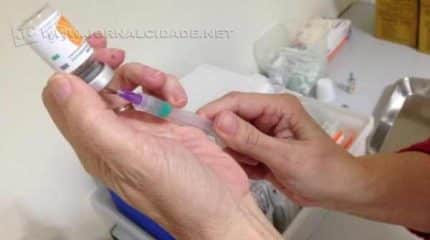 A faixa etária de abrangência da vacinação foi ampliada no ano passado pelo Ministério da Saúde para pessoas com até 49 anos (Imagem: reprodução)