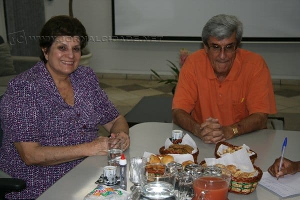 Meio século de história. A Apae (Associação de Pais e Amigos dos Excepcionais) de Rio Claro completa 50 anos neste domingo (21). Em comemoração à data, a entidade terá uma programação especial. Para falar sobre o assunto e o trabalho realizado pela entidade, os jornalistas Adriel Arvolea e Ednéia Silva entrevistam Ruy Philadelpho Machado Filho, presidente da Apae, e Sônia Maria Bastos Buchdid, diretora geral da instituição.