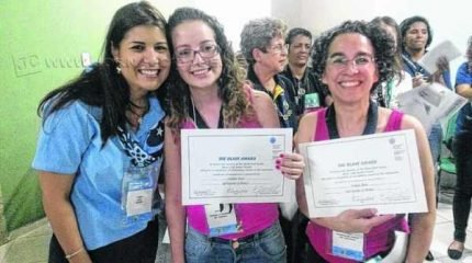 Na foto, Francis Montes Oca, da WAGGGS, Caroline Wenzel Florindo e Patrícia Marcondes, coordenadora técnica estadual
