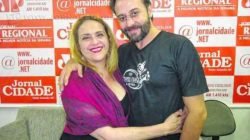 A atriz Imara Reis esteve com o diretor da Cia Tempero D’Alma, Cláudio Lopes, no JC