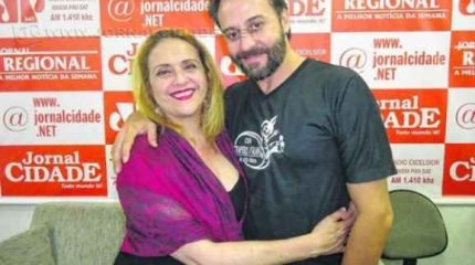 A atriz Imara Reis esteve com o diretor da Cia Tempero D’Alma, Cláudio Lopes, no JC