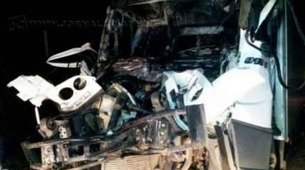 Caminhão ficou parcialmente destruído com o acidente