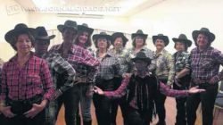 Integrantes do grupo com o coreógrafo Marcos Gomes e, no detalhe, Olinda, eleita rainha