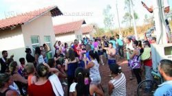 Famílias que ocuparam o Conjunto Habitacional Santa Lúcia dizem que só saem dos imóveis com casa própria garantida