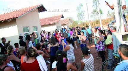 Famílias que ocuparam o Conjunto Habitacional Santa Lúcia dizem que só saem dos imóveis com casa própria garantida