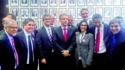 O prefeito Du Altimari ao lado do ministro da Saúde, Arthur Chioro (gravata vermelha ao centro), em Brasília