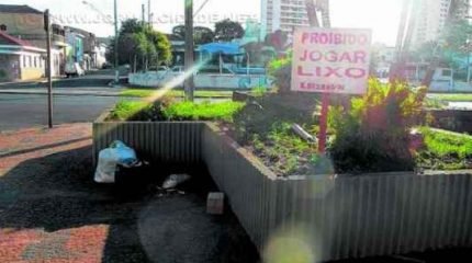 QUE COISA FEIA: foto postada nas redes sociais por uma munícipe mostra que alguns não têm nenhuma consciência na hora de colocar o lixo para fora