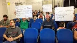 Servidores durante protesto na Câmara Municipal