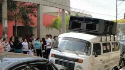 Grevistas em frente ao Paço Municipal na manhã desta quarta-feira (24)