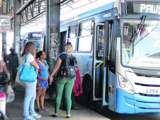 Com taxa a R$ 2,90, usuários reclamam pela passagem que, comumente, se converte em R$ 3