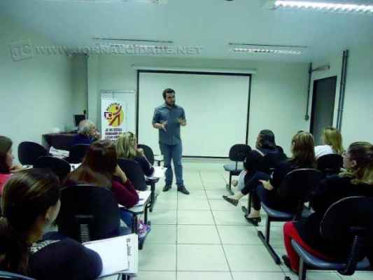 O jornalista Antonio Archangelo abordou o jornalismo político e a atuação dos professores