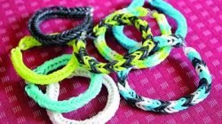 Elásticos coloridos para confeccionar as pulseiras têm grande procura no comércio