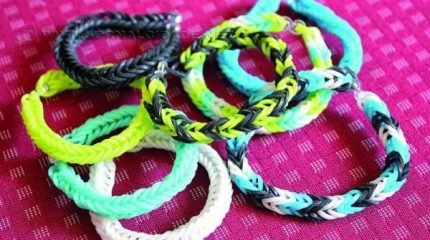 Elásticos coloridos para confeccionar as pulseiras têm grande procura no comércio