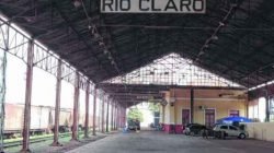Interior da antiga Estação Ferroviária, que hoje abriga a Secretaria de Turismo. Prédio ainda mantém a placa que identificava Rio Claro para os passageiros