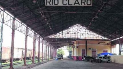 Interior da antiga Estação Ferroviária, que hoje abriga a Secretaria de Turismo. Prédio ainda mantém a placa que identificava Rio Claro para os passageiros
