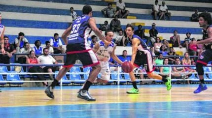 No primeiro amistoso, contra Franca, o técnico Chuí pôde colocar em prática situações ofensivas e defensivas já treinadas