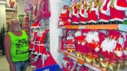 O pintor Dirceu Benedito Vieira da Silva diz que pretende renovar os artigos de Natal para a decoração de sua casa neste ano