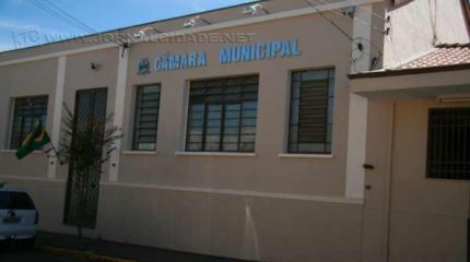 Vereadores de Analândia aprovaram emendas que derrubam a reeleição da mesa da Câmara.