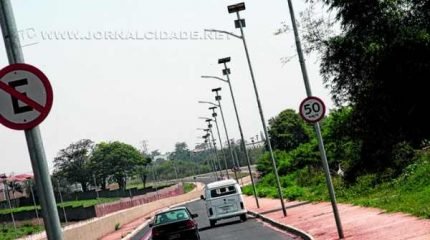 As luminárias da Av. Tancredo Neves são abastecidas por energia solar captada e armazenada em painéis acoplados aos postes. Mais ensolarado o dia, melhor seria o funcionamento. O que não acontece