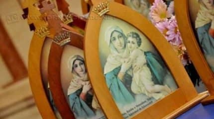 Em diversas comunidades de Rio Claro, a prática da imagem passear pelas casas traz reafirma a devoção da oração em família (Imagem: Reprodução)