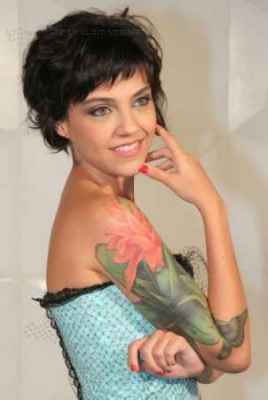 A atriz e cantora Letícia Persiles, com sua enorme e bela tatuagem. (Imagem: reprodução)