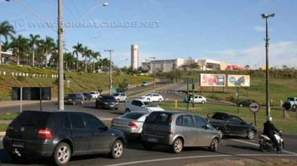 Nos horários de pico -7h30, 12h e 18h -, a lentidão no trânsito é agravada no trevo da Avenida Tancredo Neves